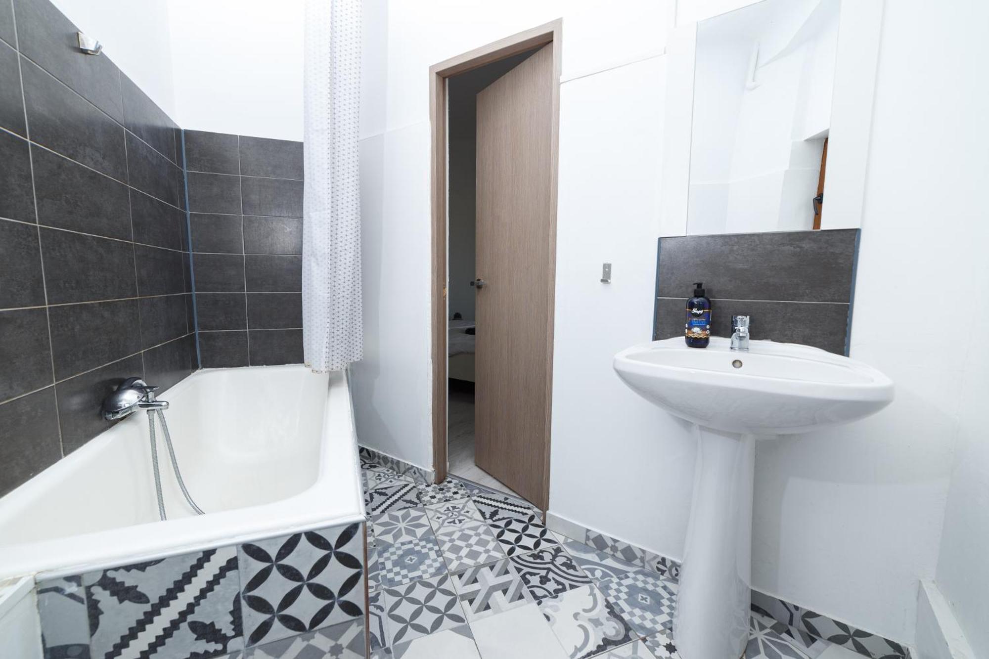 Color Franceza Street 4bedrooms דירה